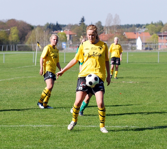 2009_0502_09.JPG - Anna Eek tar kontroll över bollen