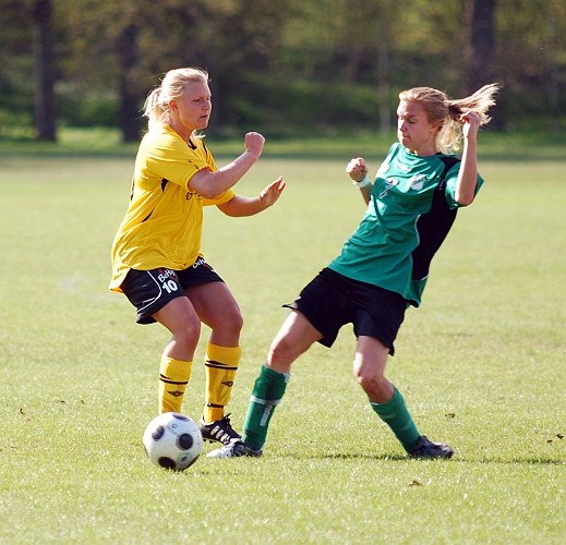 2009_0502_13.JPG - Linda Hurtig går in tufft i närkampen