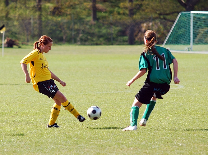 2009_0502_14.JPG - Jenny Ammesmäki lägger en enkel bredsides passning
