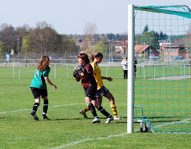 2009_0502_17.JPG - . . . . men bollen tog i ribban och målvakten tar hand om returen
