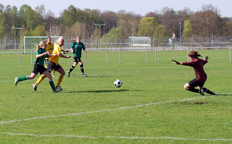 2009_0502_18.JPG - Ida Sörén rullar in 1-0 till Södra