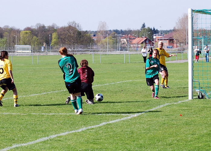 2009_0502_19.JPG - En farlig Södra chans men målvakten reder ut situationen