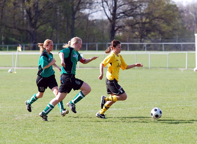 2009_0502_21.JPG - Strax efter 1-0 bryter Betty Blixt igenom Irstaförsvaret och gör 2-0