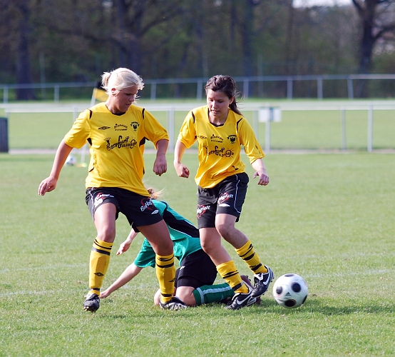 2009_0502_22.JPG - Ida Sörén och Betty Blixt i samarbete mot en ensam Irstaförsvarare