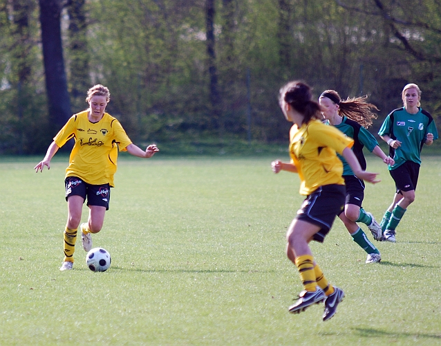 2009_0502_23.JPG - Anna Eek söker ett uppspel från mittplan