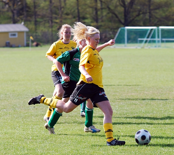 2009_0502_25.JPG - Elin Bergkvist bryter fram genom Irstaförsvaret