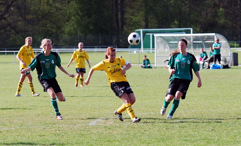 2009_0502_26.JPG - Jenny Ammesmäki testar med ett långskott men bollen går utanför målet