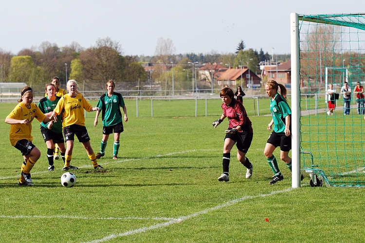 2009_0502_27.JPG - En farlig Södra chans efter en hörna men målvakten tar hand om bollen