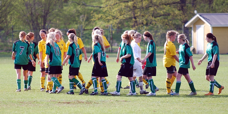 2009_0502_28.JPG - Spelarna tackar varandra efter matchen