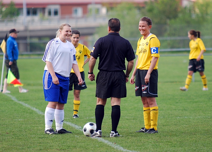2009_0517_01.JPG - Lagkaptenerna hälsar på varandra och på domaren