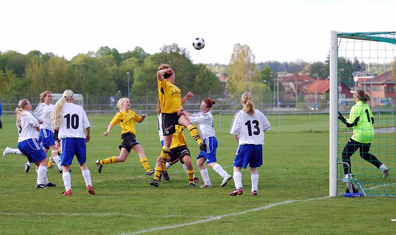 2009_0517_02.JPG - Södra's Ellinore Boy Larsson kommer upp högt i nickduellen men iFK försvaret reder ut situationen
