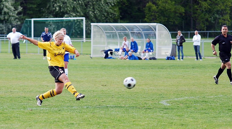 2009_0517_03.JPG - Elin Persson testar med ett skott strax utanför straffområdet