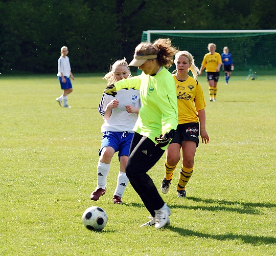 2009_0517_04.JPG - IFk's målvakt hinner ut och sparkar undan bollen till inkast