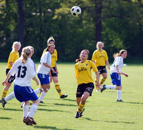 2009_0517_05.JPG - Betty Blixt fokuserar in bollen