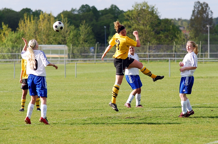 2009_0517_06.JPG - Södra's Ellinore Boy Larsson är åter uppe på en höjdboll men når den inte riktigt denna gång
