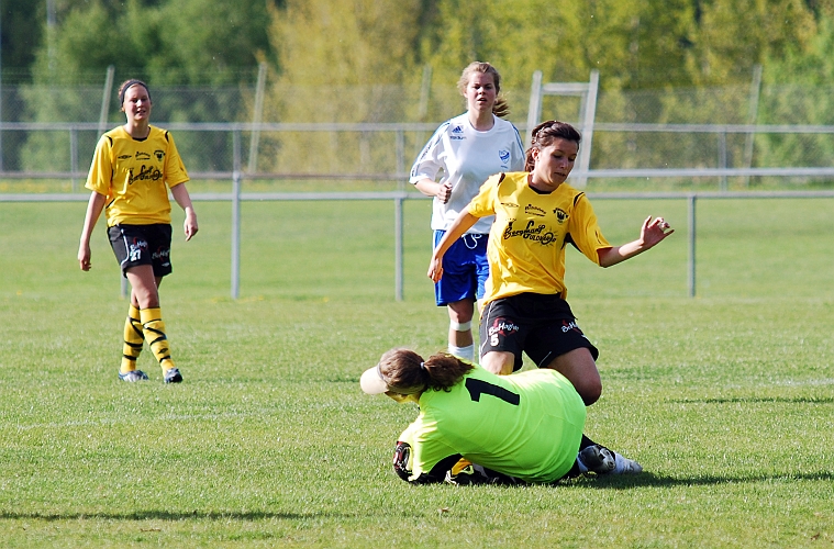 2009_0517_07.JPG - Målvakten hann skopa in bollen precis framför Betty Blixt