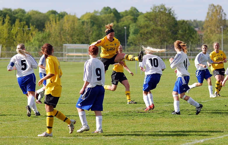 2009_0517_08.JPG - Ellinore Boy Larsson med en något hög spark i sitt försök att nå bollen
