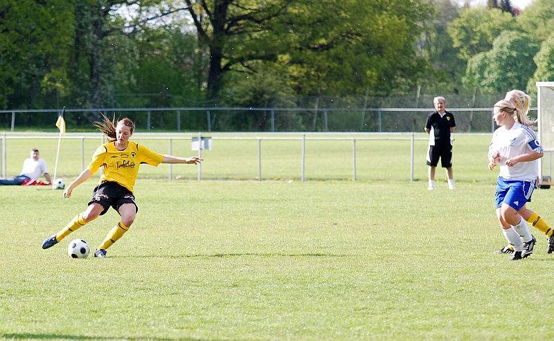 2009_0517_09.JPG - Sofia Andersson provar ett långskott men bollen går en bit utanför målet