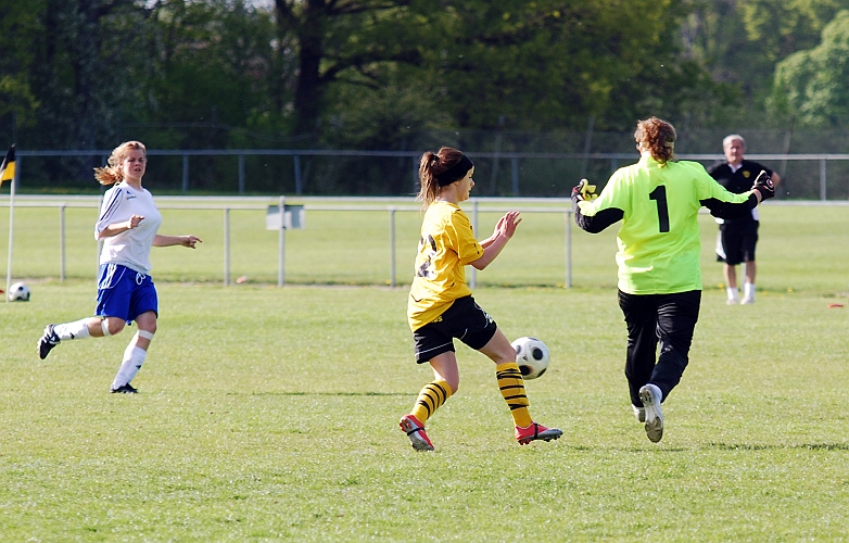 2009_0517_11.JPG - Målvakten hinner ut före Amanda Hill och sparkar iväg bollen