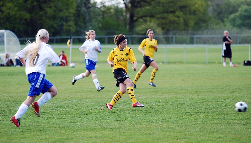 2009_0517_12.JPG - Amanda Hill provar skott från utkanten av straffområdet