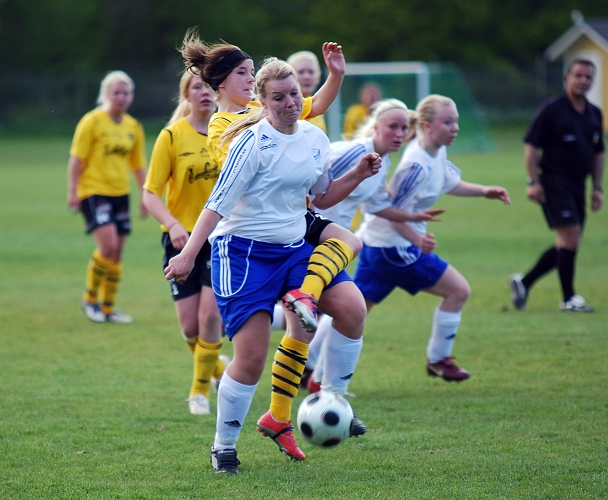 2009_0517_14.JPG - IFK's försvarare kliver resolut in framför Södraspelaren och tar hand om bollen