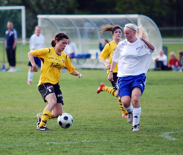 2009_0517_16.JPG - Betty Blixt är nära flera gånger att komma igenom IFK's försvar