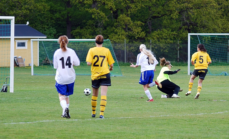 2009_0517_17.JPG - I början av 2:a halvlek ger Betty Blixt Södra ledningen med 1-0