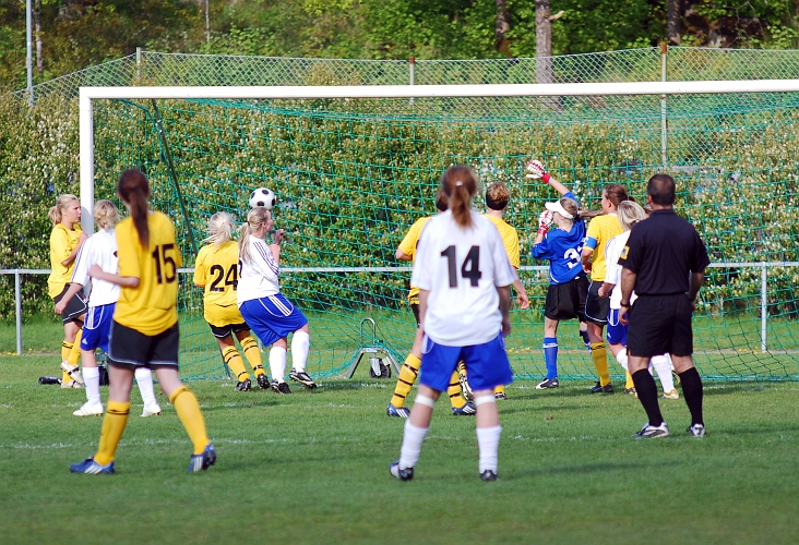 2009_0517_19.JPG - En IFK hörna där bollen går rakt igenom målområdet utan att någon hinner på den
