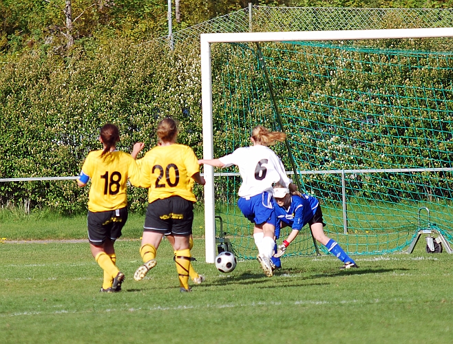 2009_0517_20.JPG - En farlig IFK chans men Södra's målvakt hinner precis att fånga in bollen