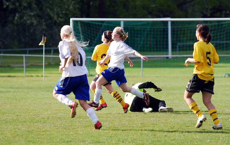 2009_0517_21.JPG - Amanda Hill vinner närkampen mot målvakten och utökar Södra's ledning till 2-0