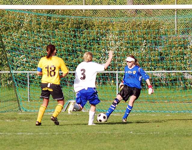 2009_0517_22.JPG - Södra's målvakt hinner först och sparkar undan bollen
