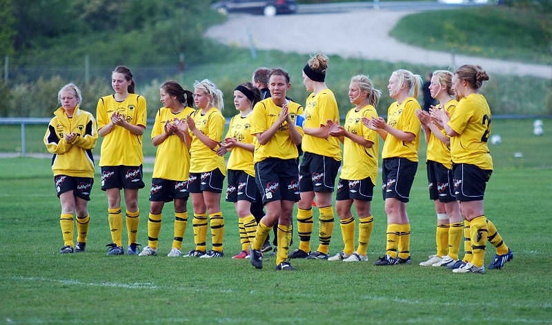 2009_0517_25.JPG - Södraspelarna uppställda för att tacka för matchen