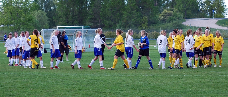 2009_0517_26.JPG - Spelarna tackar varandra efter matchen