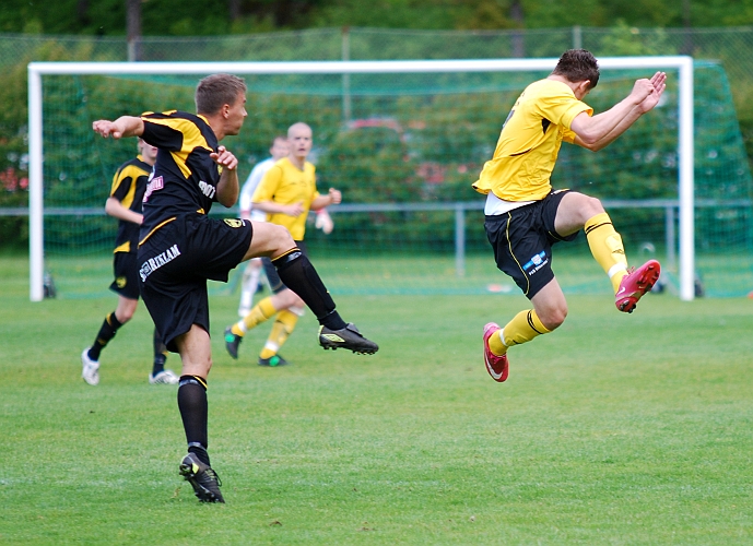 2009_0523_03.JPG - En Adolfsbergsförsvarare rensar undan bollen