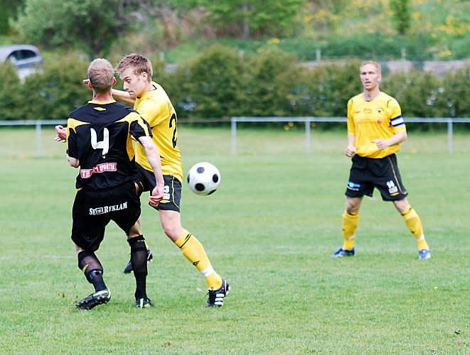2009_0523_04.JPG - Samuel Hultqvist i kamp om bollen