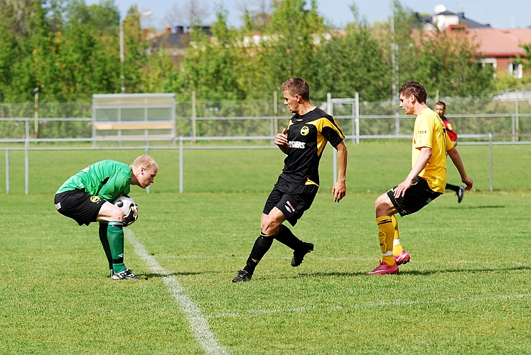 2009_0523_05.JPG - Adolfsbergs målvakt skopar in bollen precis innanför straffområdeslinjen