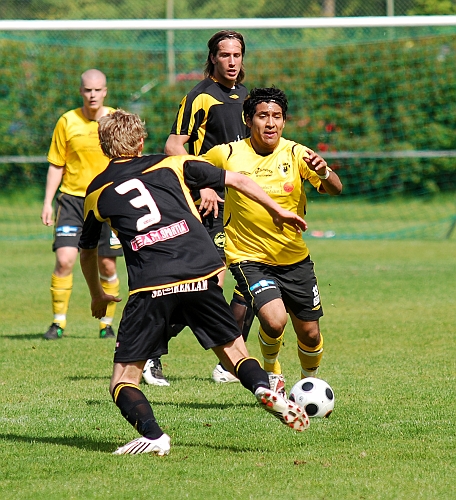 2009_0523_06.JPG - Jonas Hammarlund driver upp bollen på mittplan