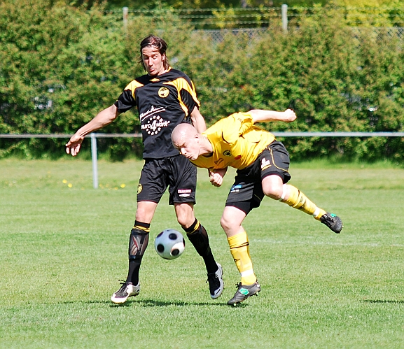 2009_0523_08.JPG - Gustav Gustavsson nickar undan bollen