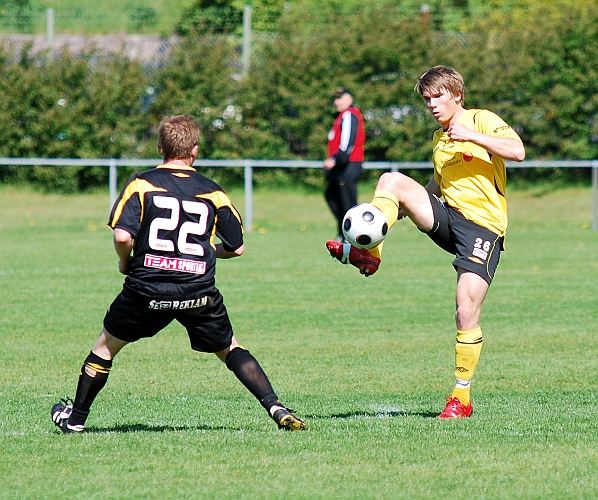 2009_0523_10.JPG - Douglas Björkdal lägger undan bollen med en volley bredsida