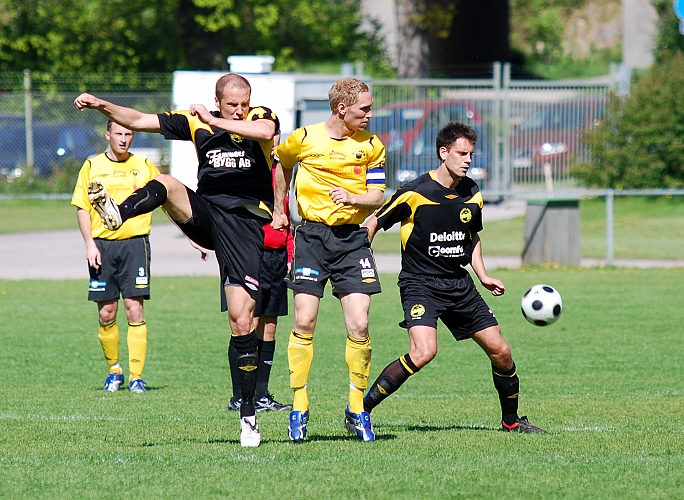 2009_0523_14.JPG - Det var tight på mitten för Mikael Wiker idag