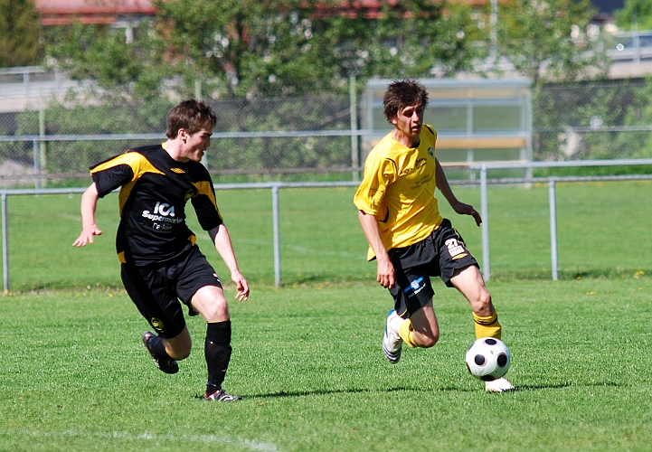 2009_0523_15.JPG - Rio Babovic skär in från kanten framför sin försvarare