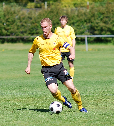 2009_0523_16.JPG - Mikael Wiker försöker lugna upp och ta tag i spelet för Södra