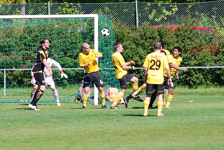 2009_0523_17.JPG - Gustav Gustavsson nickar undan bollen efter ett långt inkast från Adolfsberg