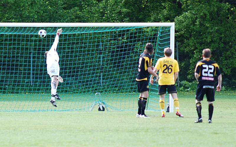 2009_0523_20.JPG - 2:a halvlek börjar tungt för Södra, Adolfsberg gör 2-1 på en nick från nr.9. Bollen går i en båge över målvakten Tom Oleson och in under ribban