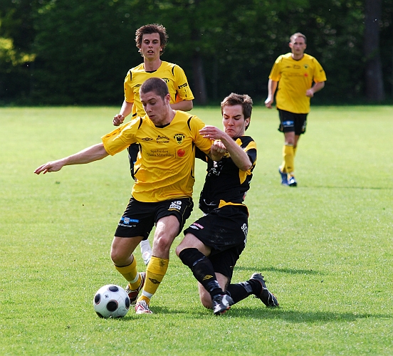2009_0523_23.JPG - Thomas Giourgas försöker att komma förbi sin försvarare