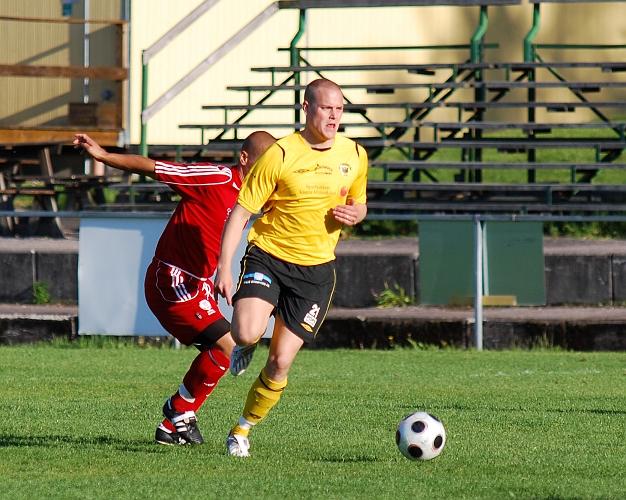 2009_0525_01.JPG - Sebastian Fahlberg driver upp bollen på mittplan