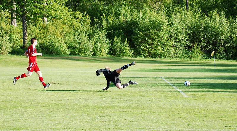 2009_0525_02.JPG - Martin Haglind gör 1-0 till Södra från sin högerkant