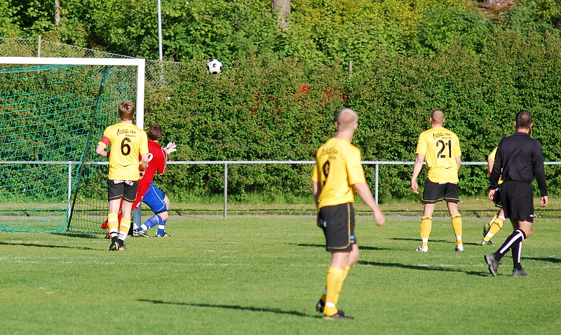 2009_0525_03.JPG - Nära en kvittering, bollen studsar högt upp på stolpen och ut åt sidan