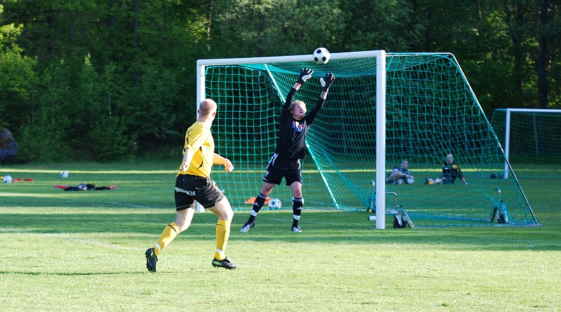 2009_0525_04.JPG - Kristofer Storm skjuter ocj bollen går strax över ribban