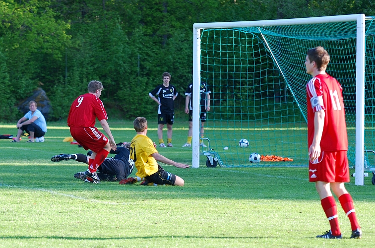 2009_0525_05.JPG - Dennis Jansson är framme på ett inlägg men målvakten tar hand om bollen